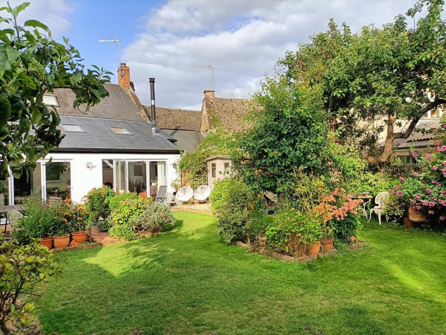 Cybil's Retreat - Renovated 2 bedroom house with enclosed garden view 4