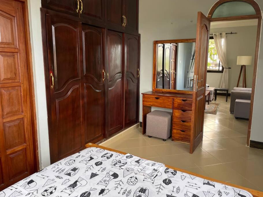 Cheerful studio apartment view 4