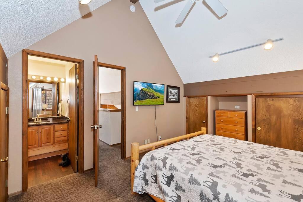 Beautiful 3 BR Cabin/Great Views/Lots of Amenities view 2