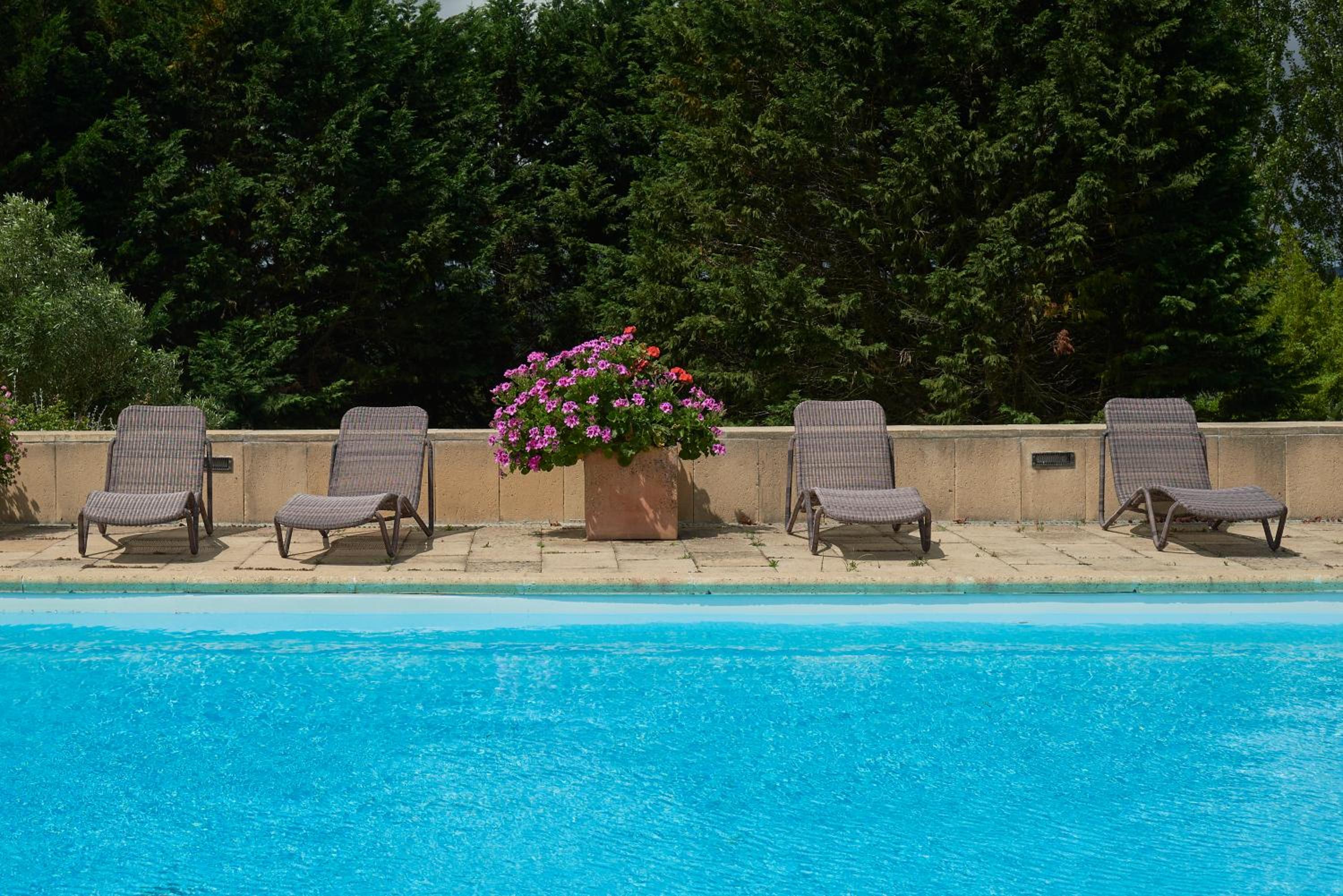 Deluxe Bedroom in Farmhouse, Swimming Pool, By TimeCooler