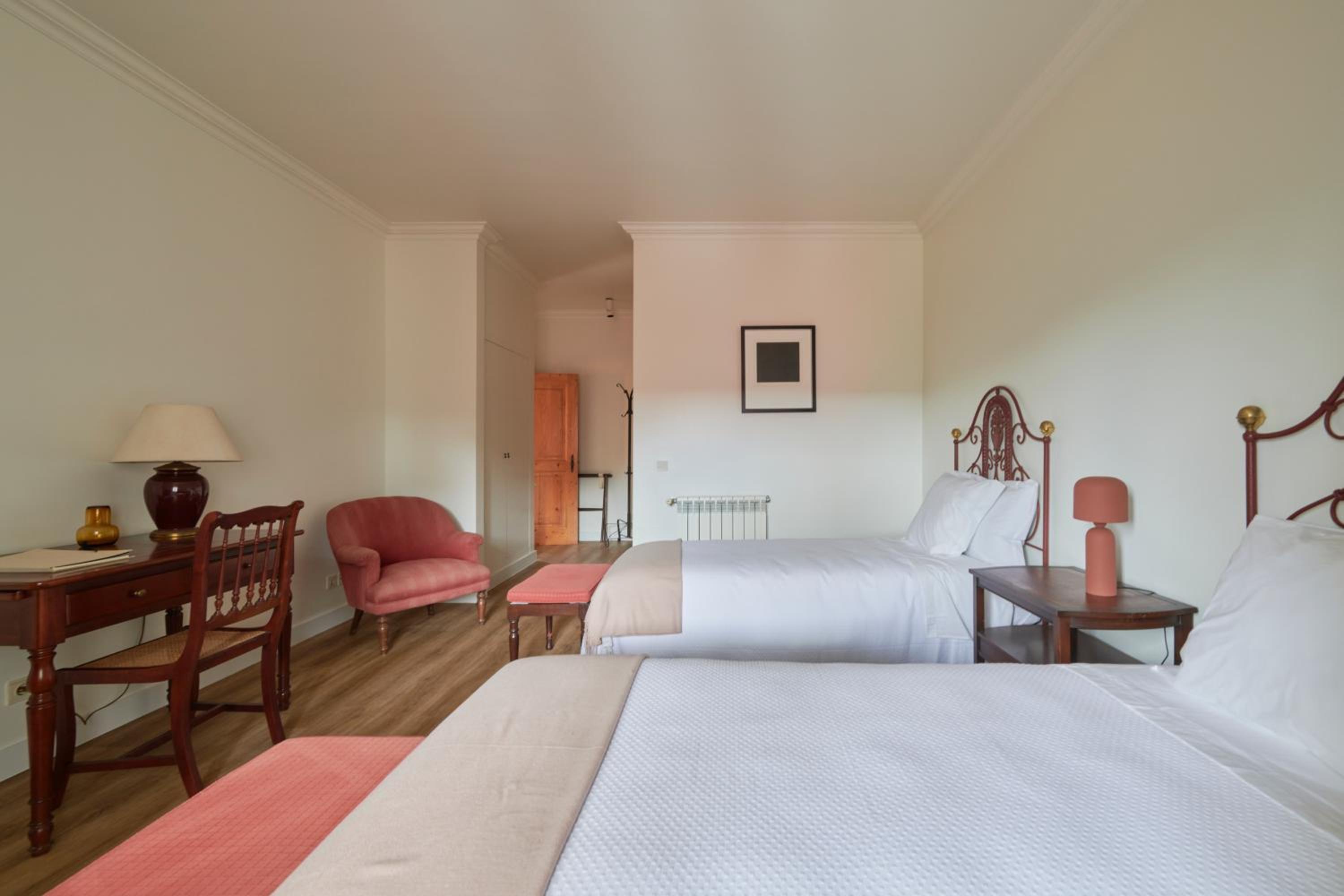 Deluxe Bedroom in Farmhouse, Swimming Pool, By TimeCooler