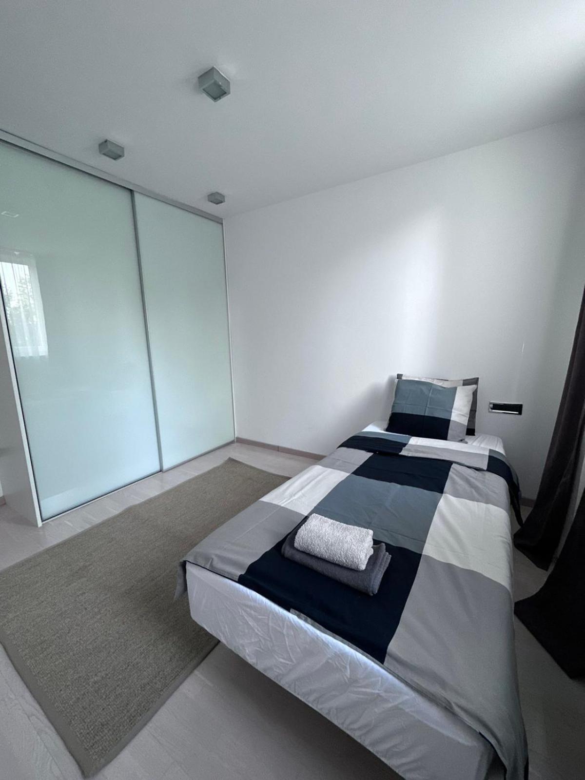 emma lux apartment