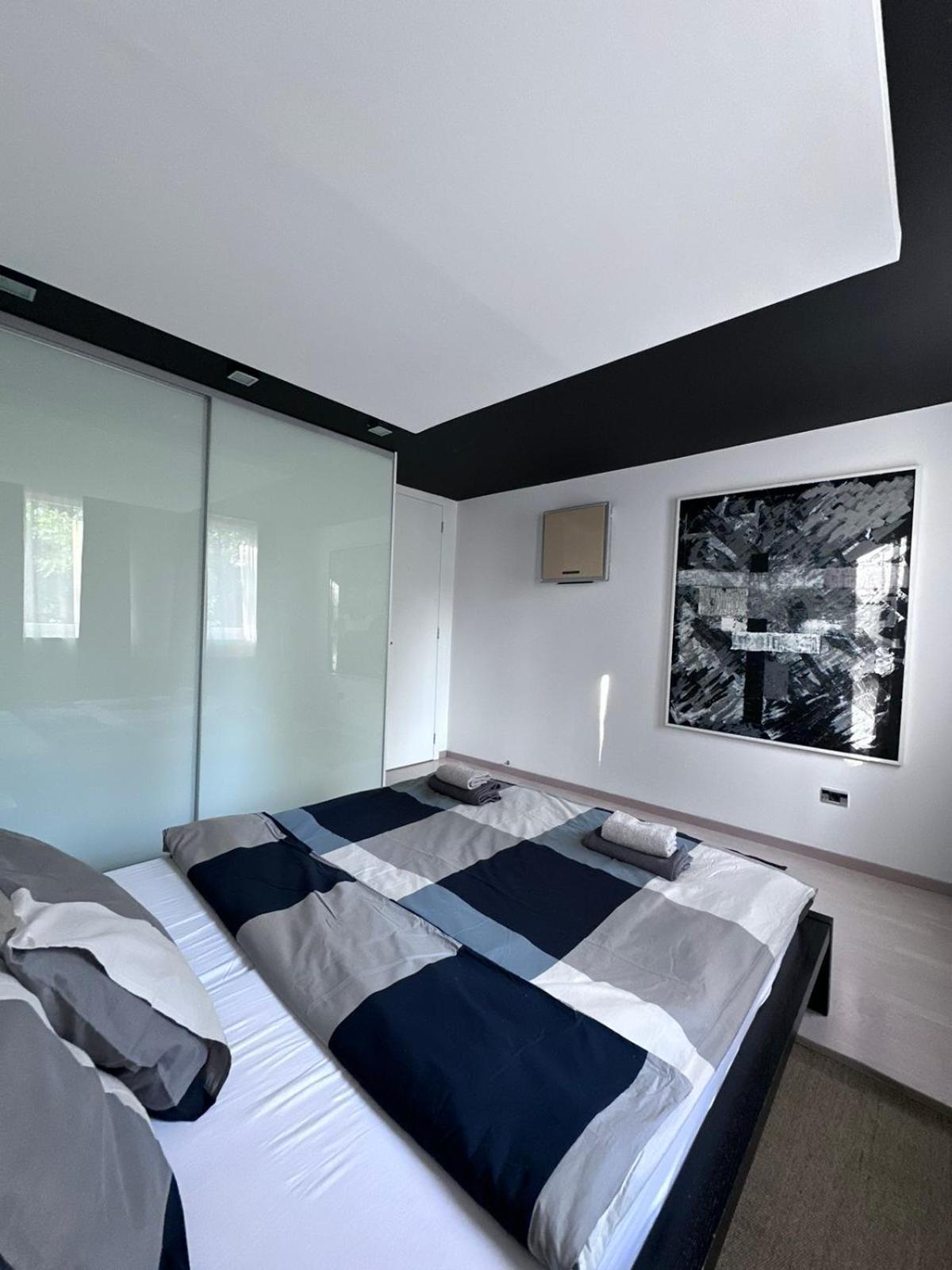 emma lux apartment