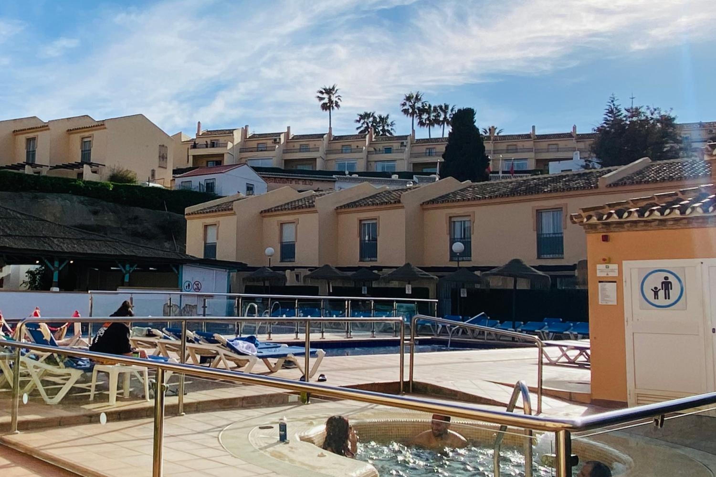 Duplex For 6 Guest with 3 Pools, Jacuzzi, BBQ, Parking, 200m from Beach Mijas Costa & Fuengirola