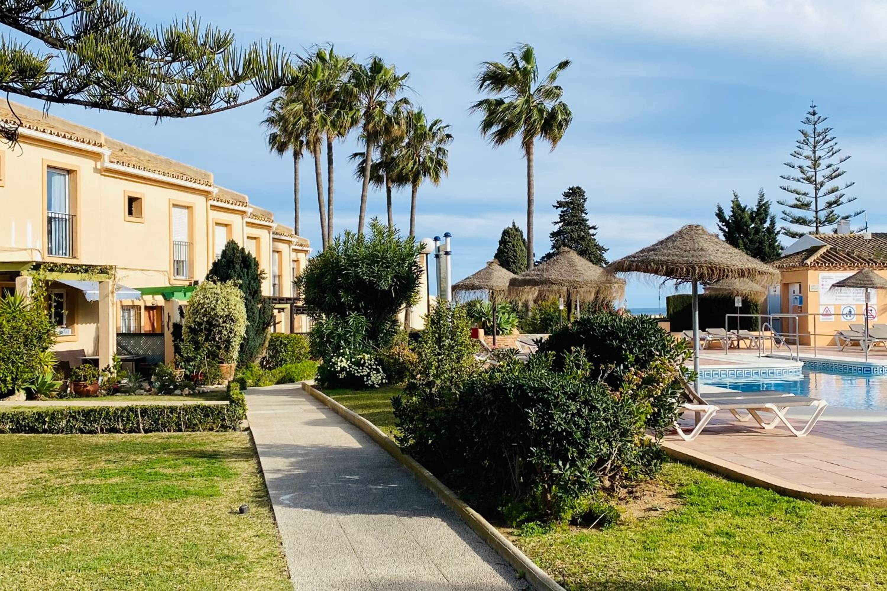 Duplex For 6 Guest with 3 Pools, Jacuzzi, BBQ, Parking, 200m from Beach Mijas Costa & Fuengirola