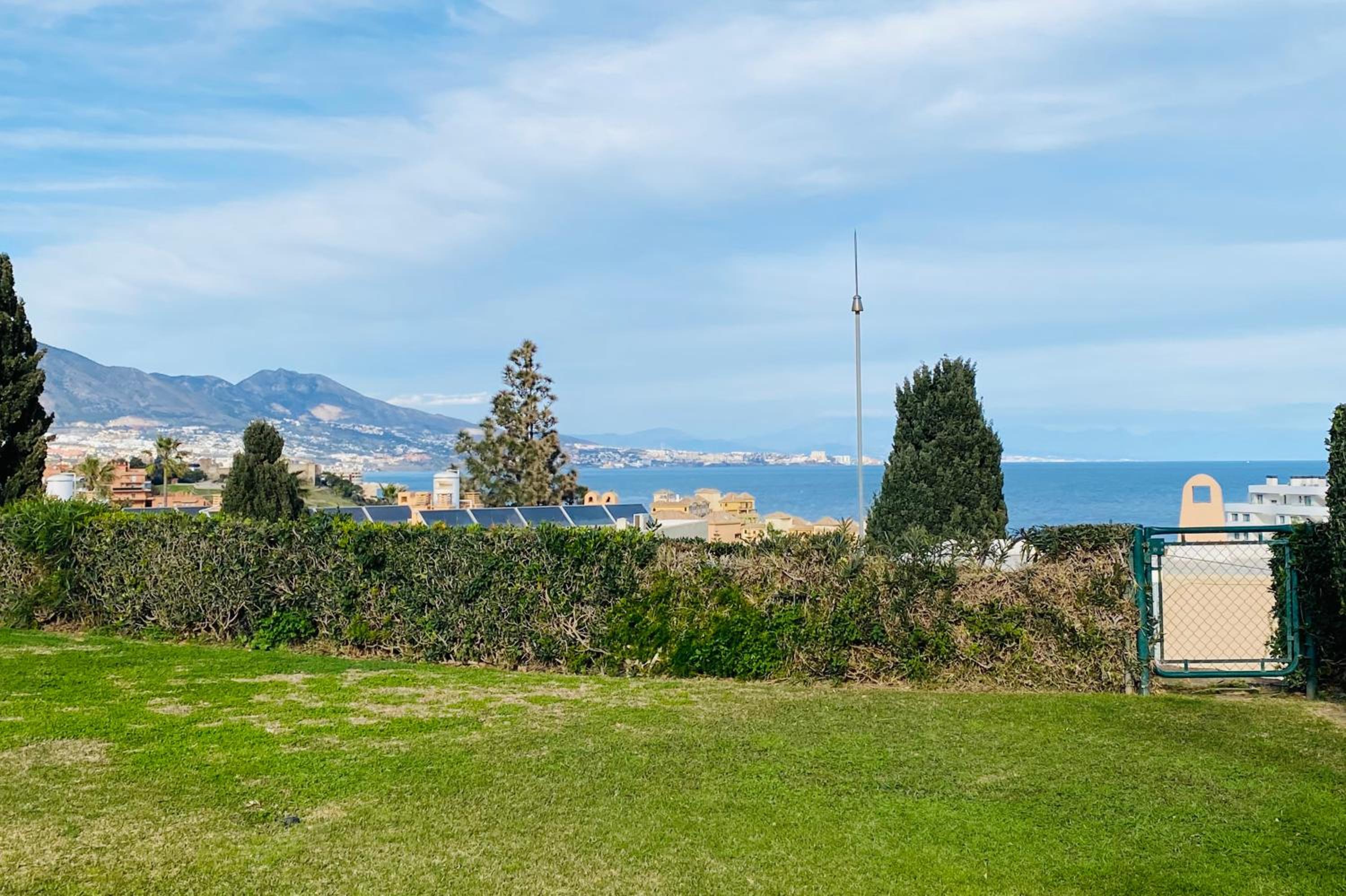 Duplex For 6 Guest with 3 Pools, Jacuzzi, BBQ, Parking, 200m from Beach Mijas Costa & Fuengirola
