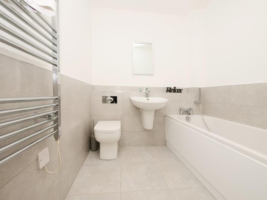 Modern&Spacious 2 Bedroom Apartment With Parking!
