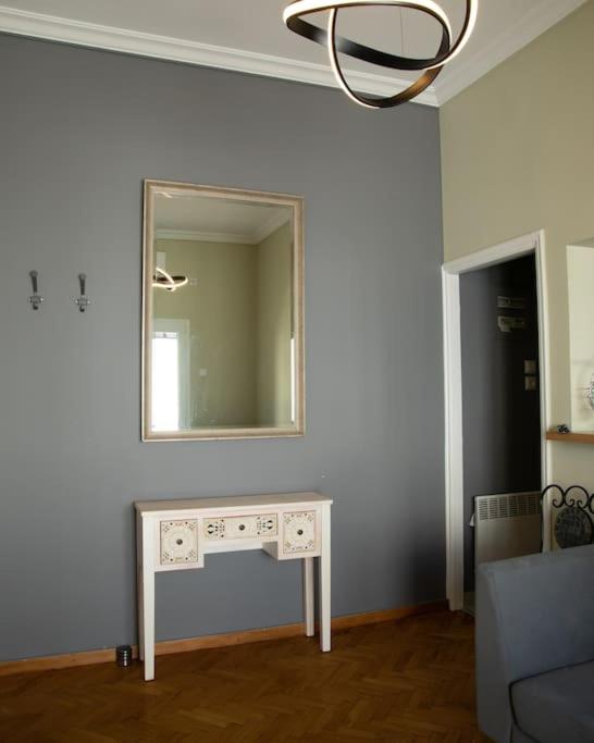 Bright, Modern & Minimal apartment in Cholargos