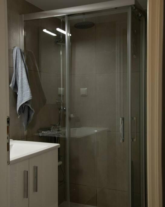 Bright, Modern & Minimal apartment in Cholargos