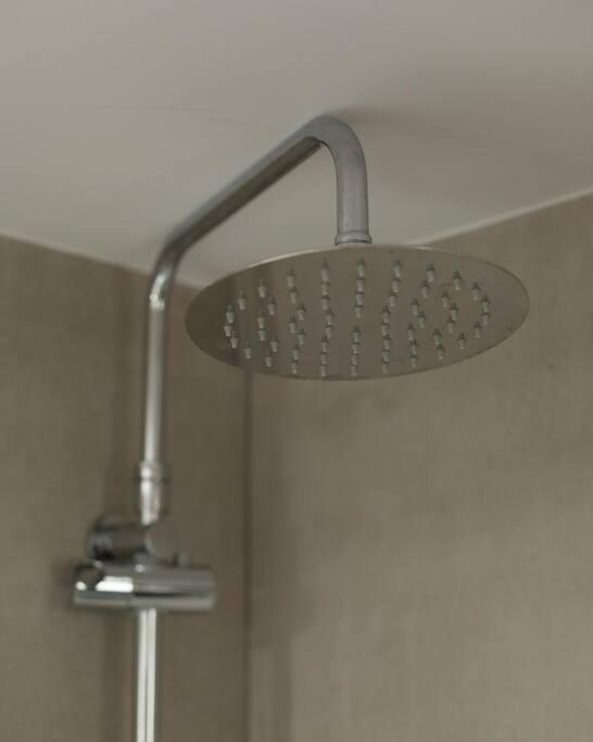Bright, Modern & Minimal apartment in Cholargos