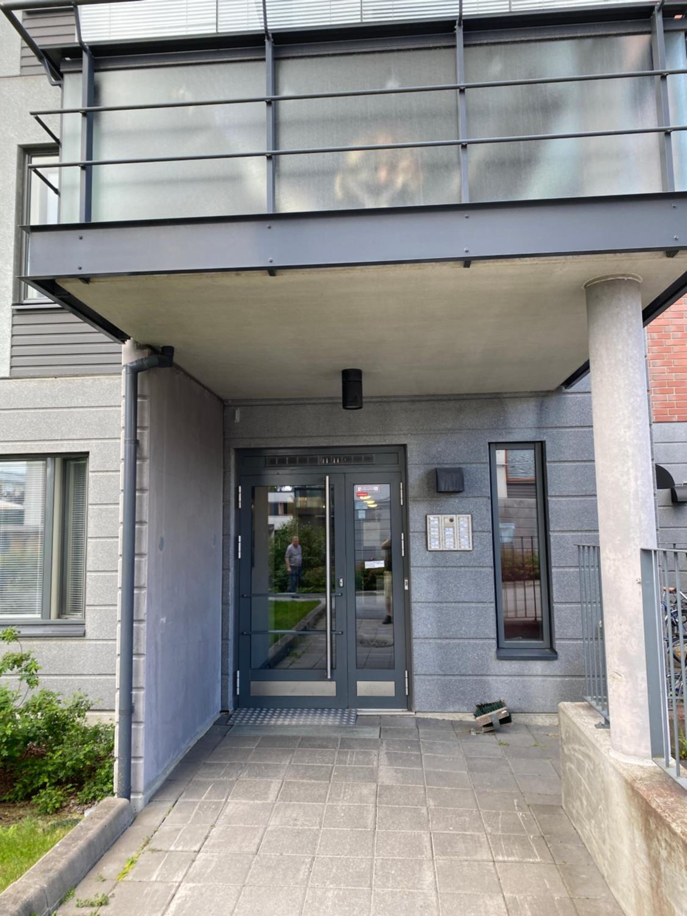 Rauhallinen asunto, sauna ja iso parveke - raitiovaunureitin varrella