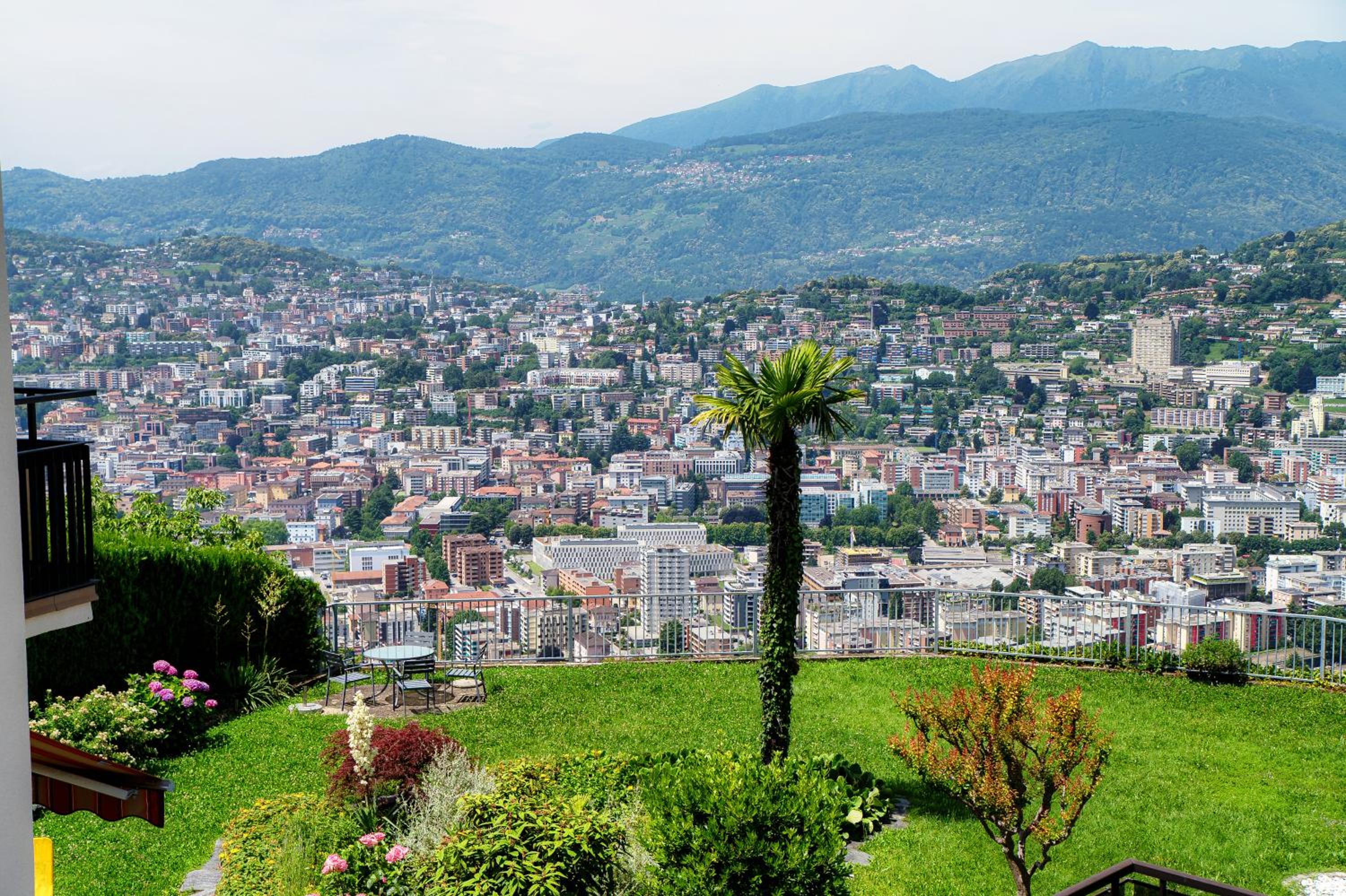 Aldesago City View by Quokka 360 - flat with a breathtaking view