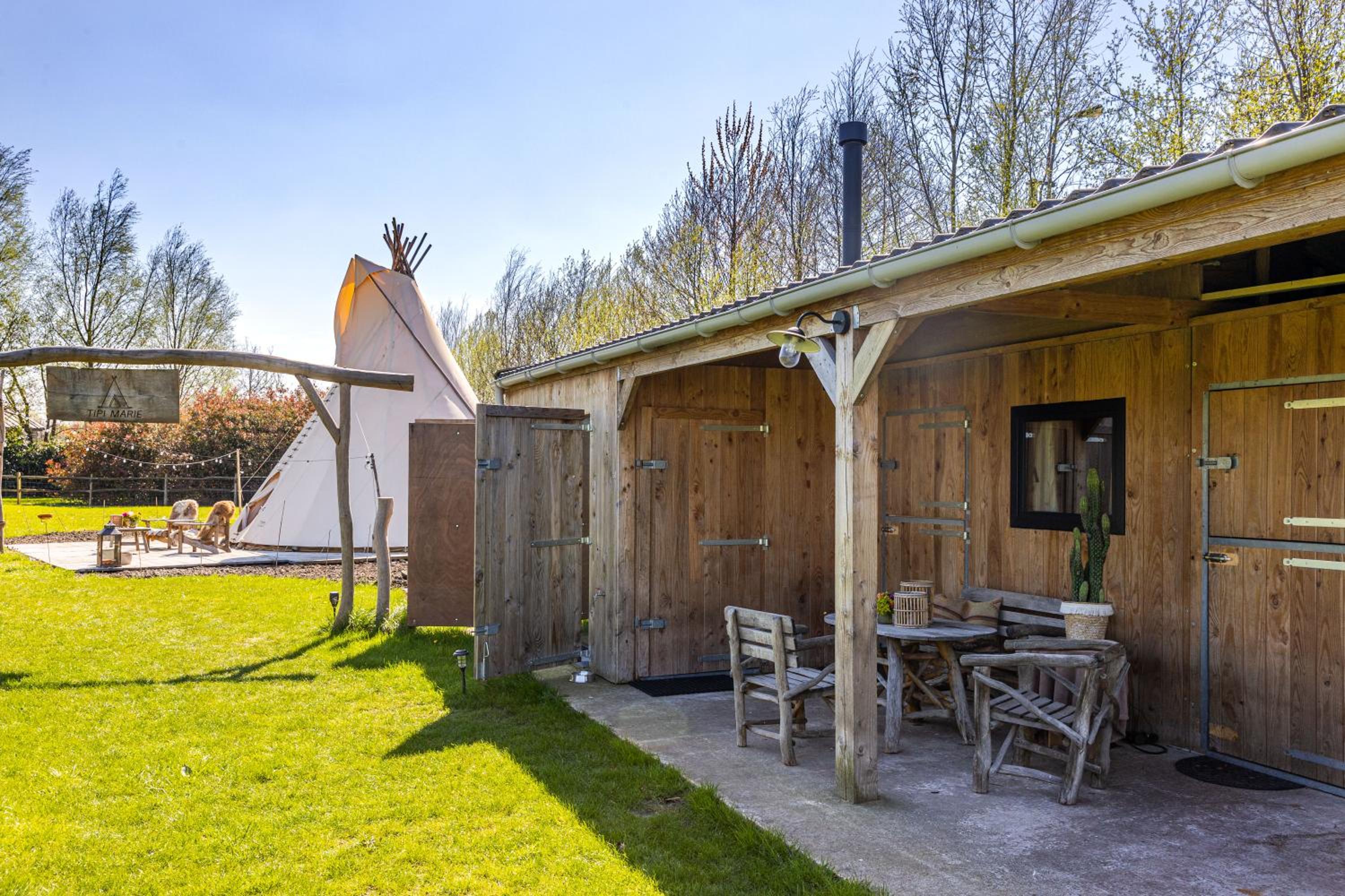 Cabin Margot with hot tub in private garden