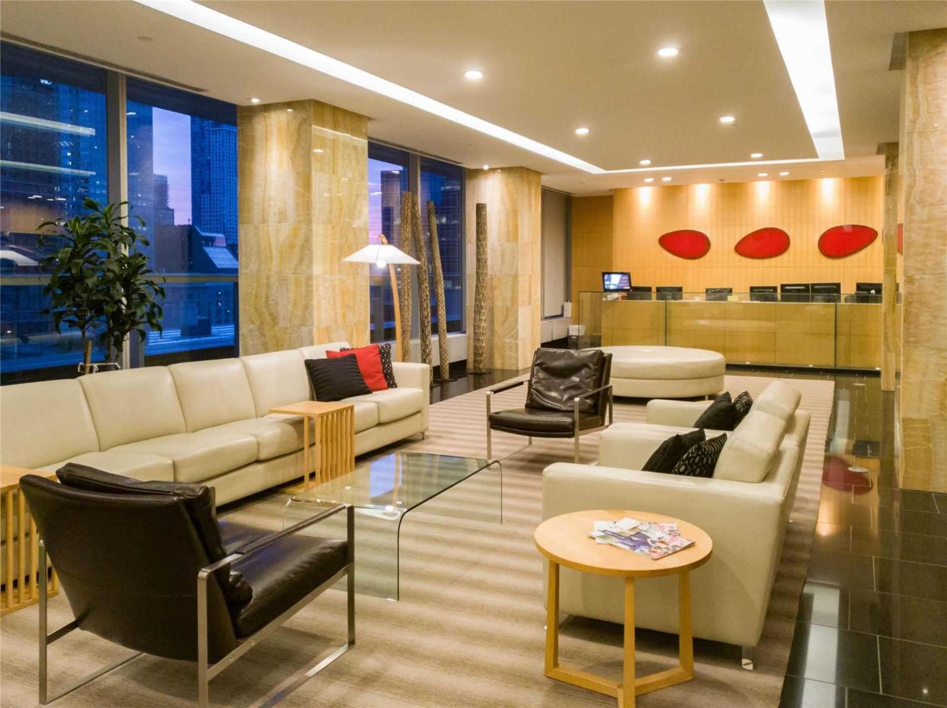 Luxury Downtown Toronto 2 Bedroom Suite with City and Lake Views and Free Parking