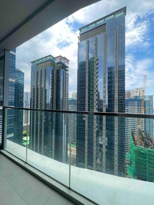 Luxe 1BR w/ Balcony @ Uptown Parksuites