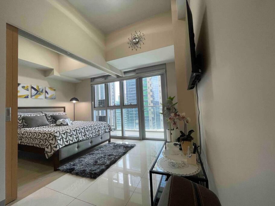 Luxe 1BR w/ Balcony @ Uptown Parksuites