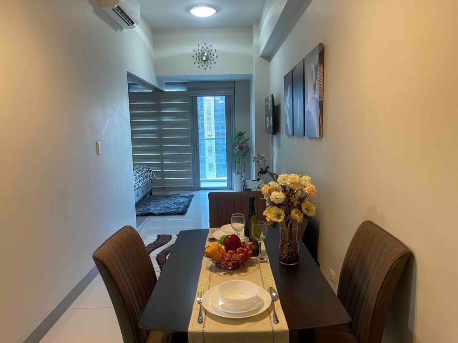 Luxe 1BR w/ Balcony @ Uptown Parksuites