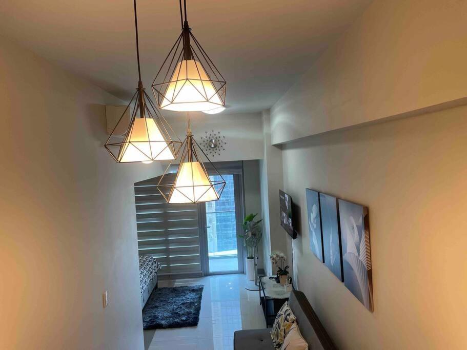 Luxe 1BR w/ Balcony @ Uptown Parksuites