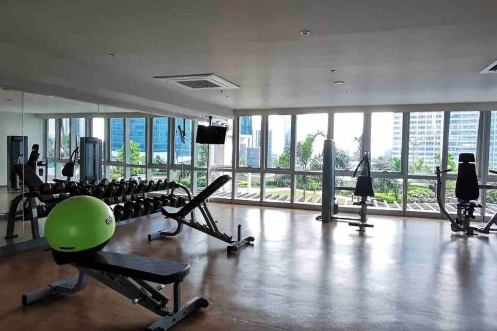 Luxe 1BR w/ Balcony @ Uptown Parksuites photo 2
