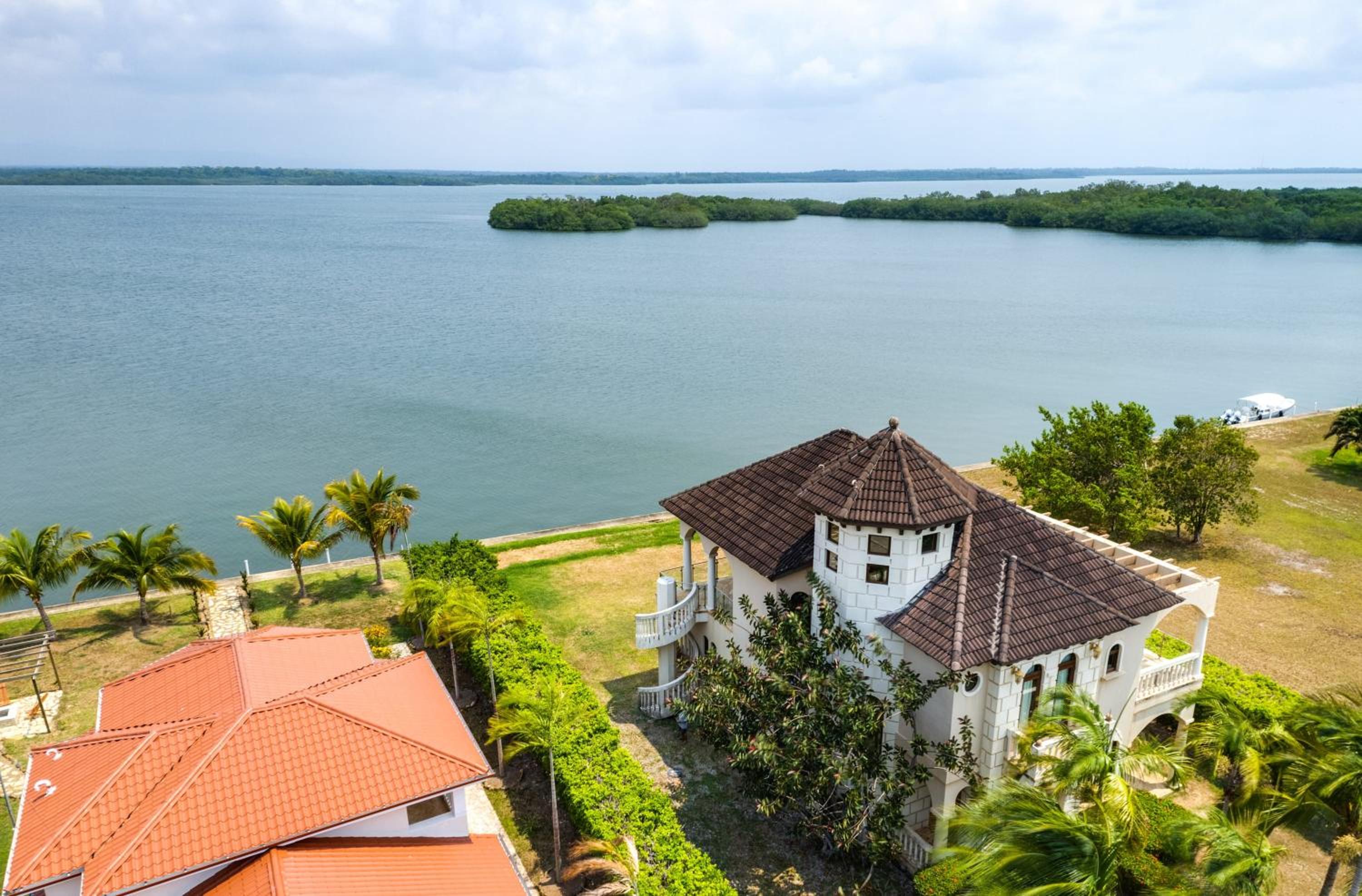 Villa Castello- Water Views & Resort Amenities