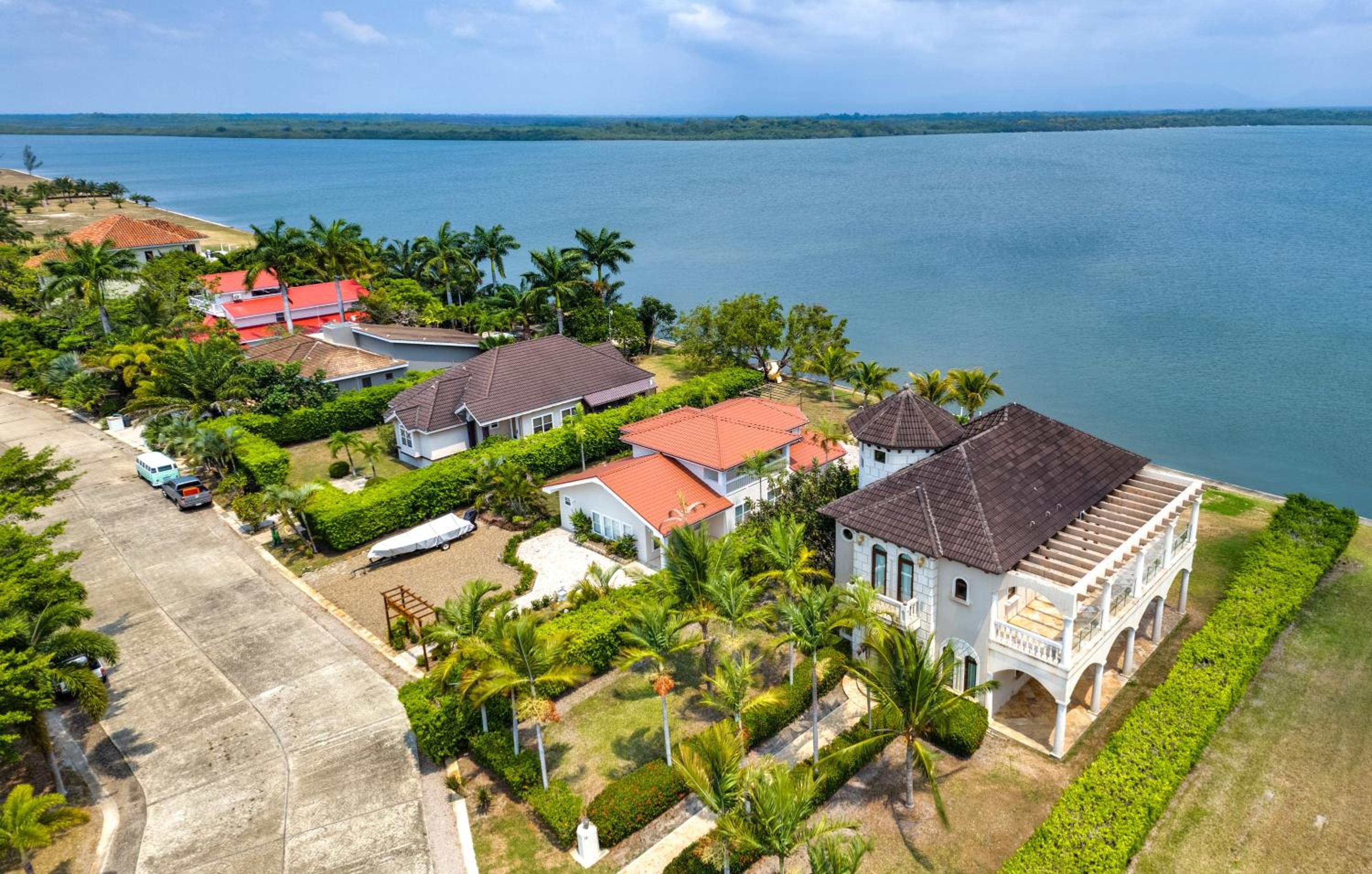 Villa Castello- Water Views & Resort Amenities