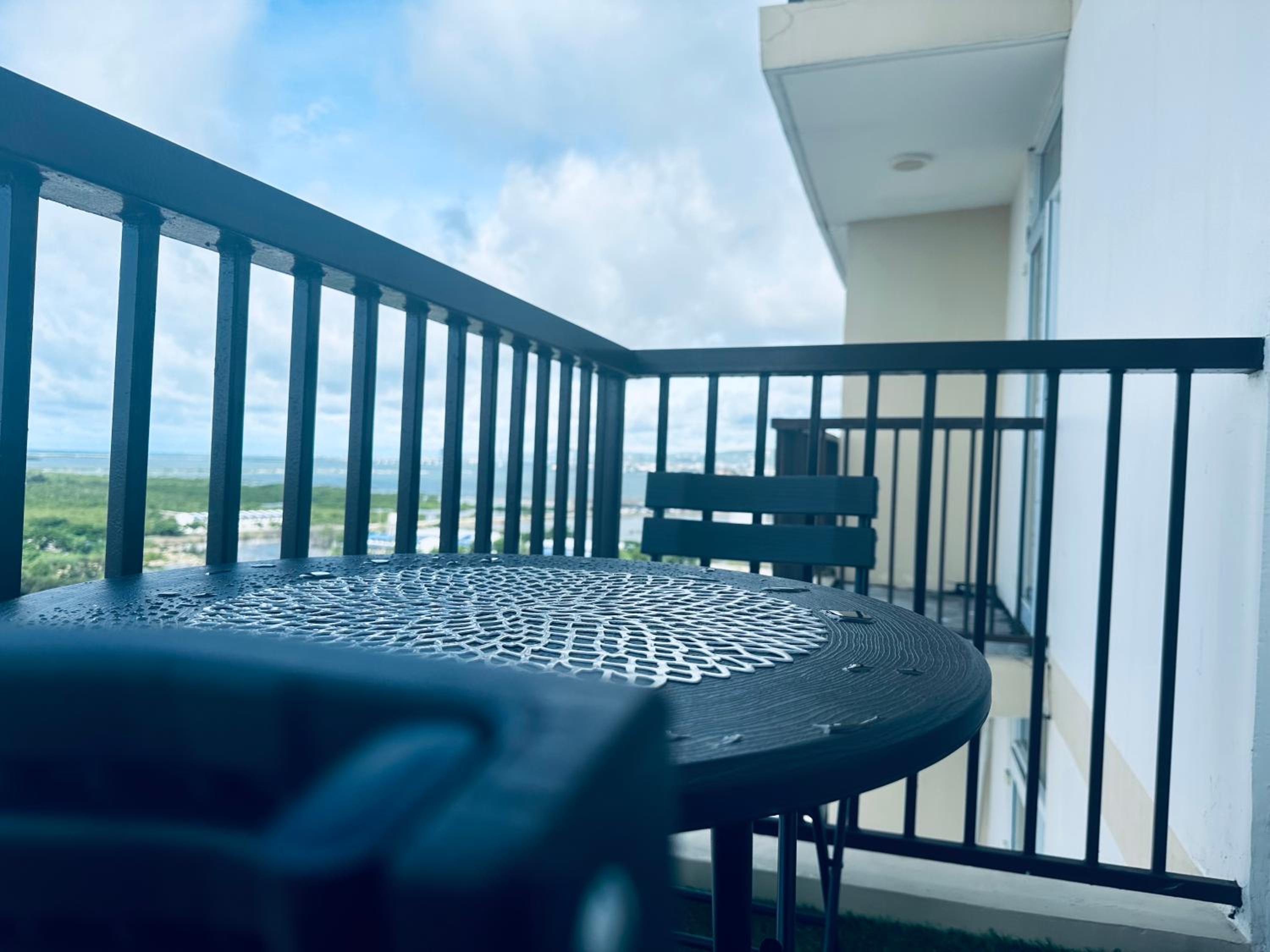 Affordable Condo with Fast Wifi & Near Airport