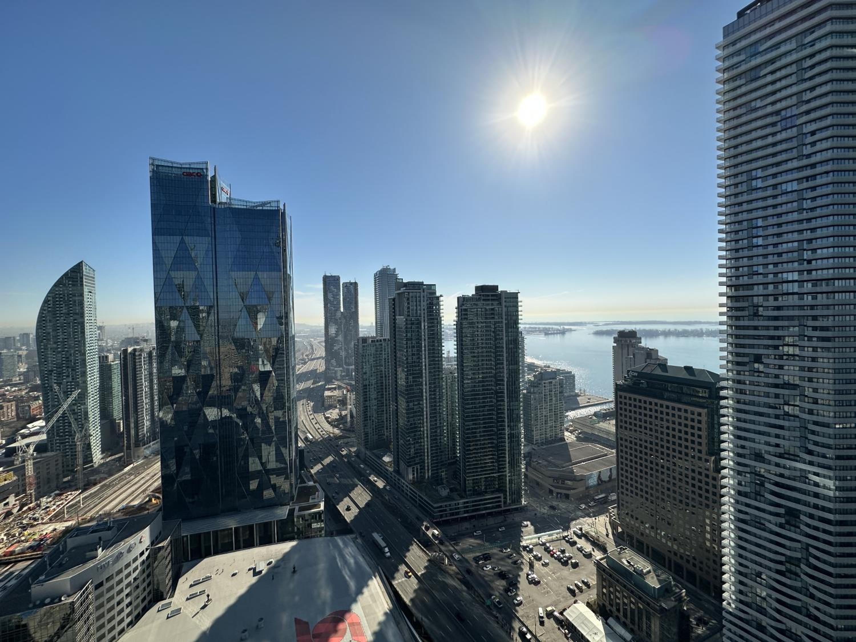 Luxury Downtown Toronto 2 Bedroom Suite with City and Lake Views and Free Parking