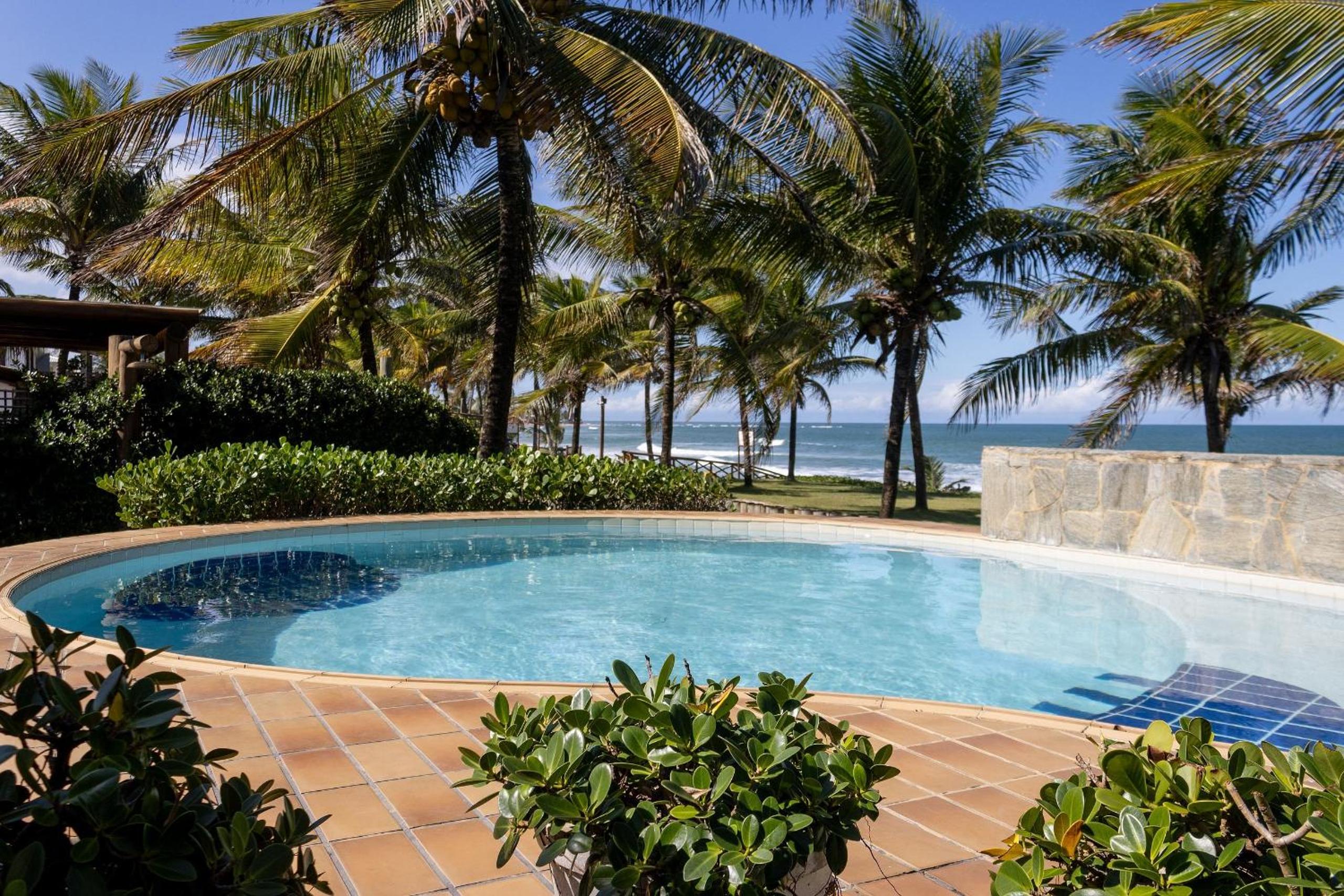 Beachfront house with garage in Guarajuba Beach