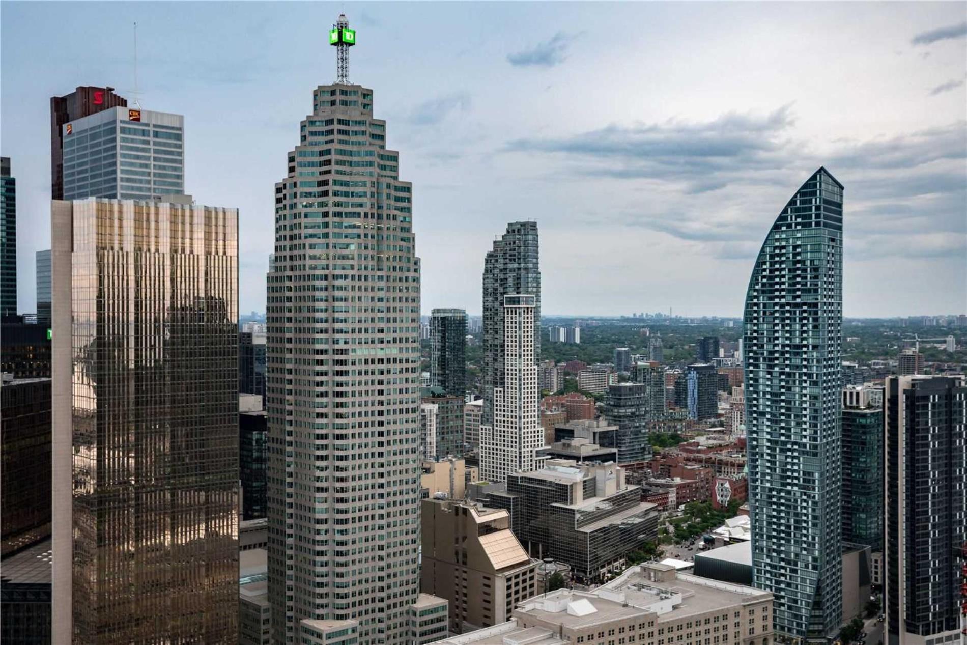 Luxury Downtown Toronto 2 Bedroom Suite with City and Lake Views and Free Parking