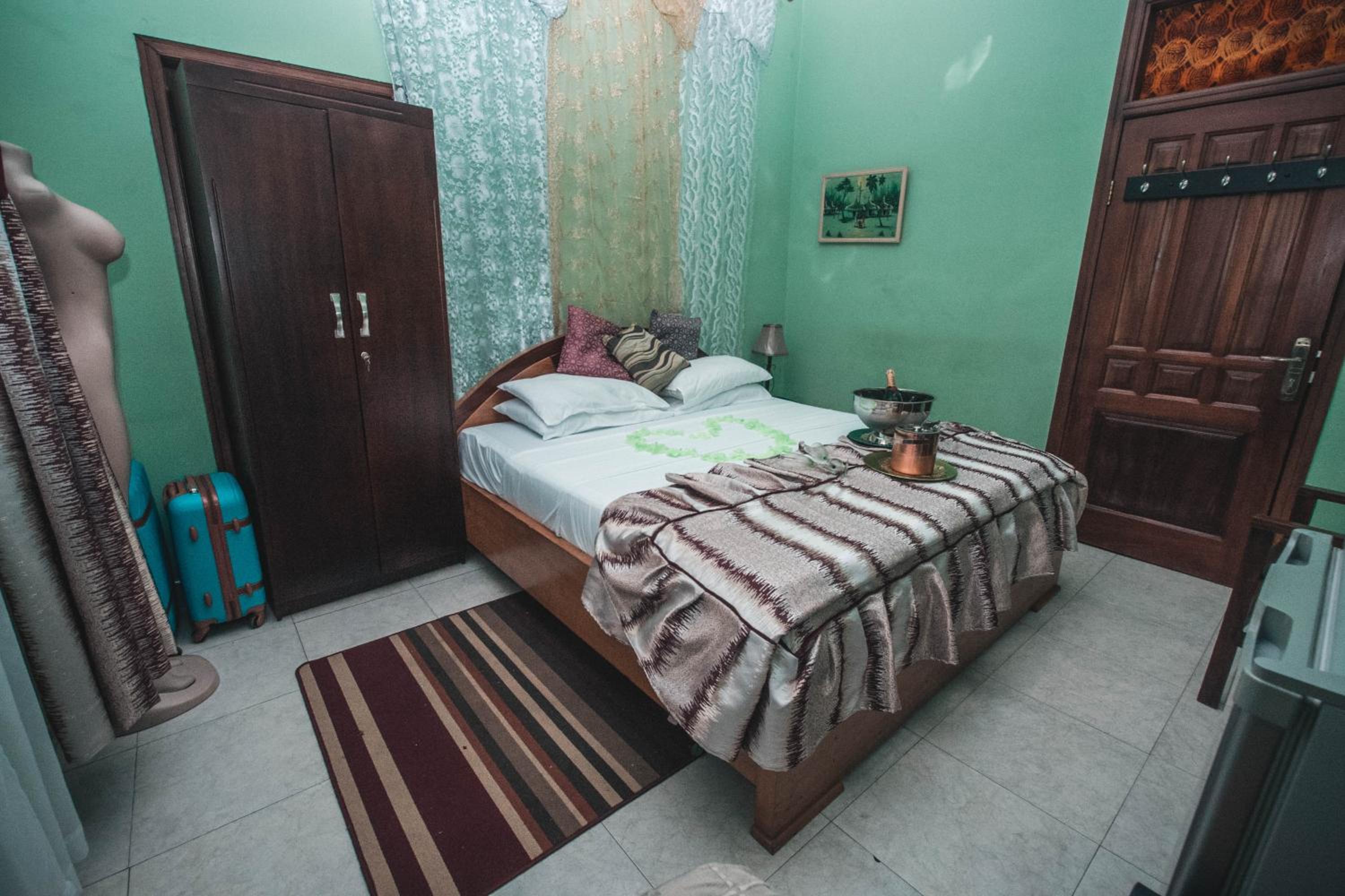 Jesiwa B's Little Palace