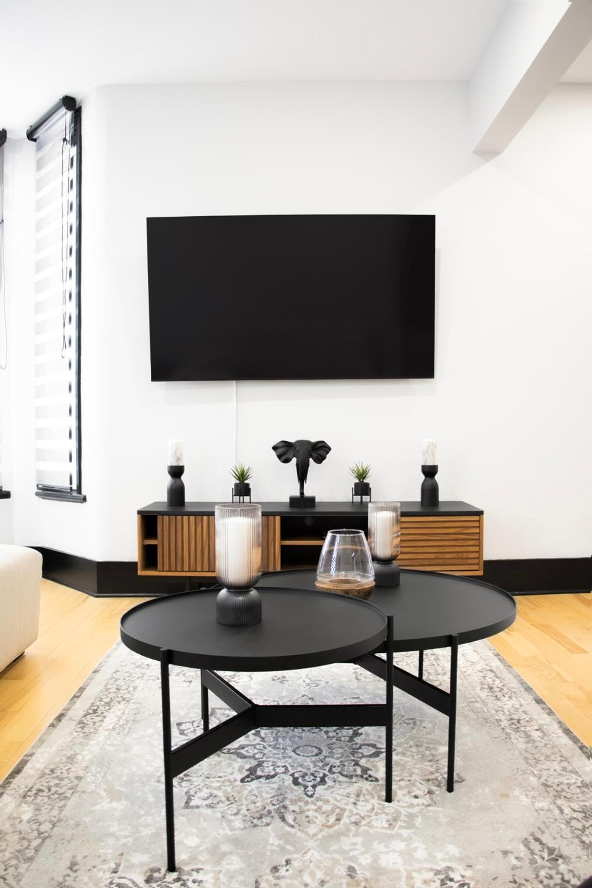 Eat, Explore & Enjoy Downtown Montreal at this Sleek City Escape located in Plateau Mont-Royal - Apt 4