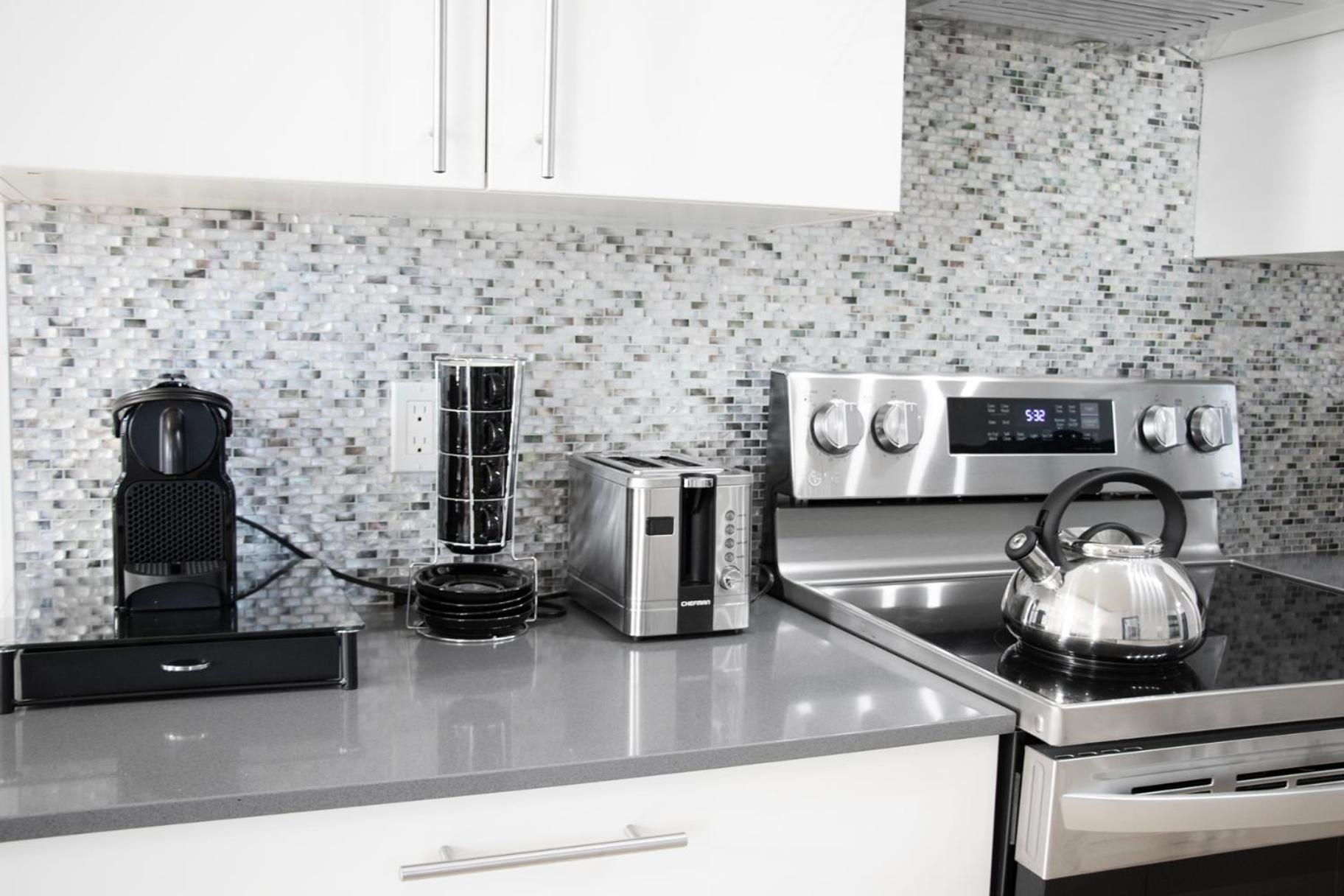 Eat, Explore & Enjoy Downtown Montreal at this Sleek City Escape located in Plateau Mont-Royal - Apt 4