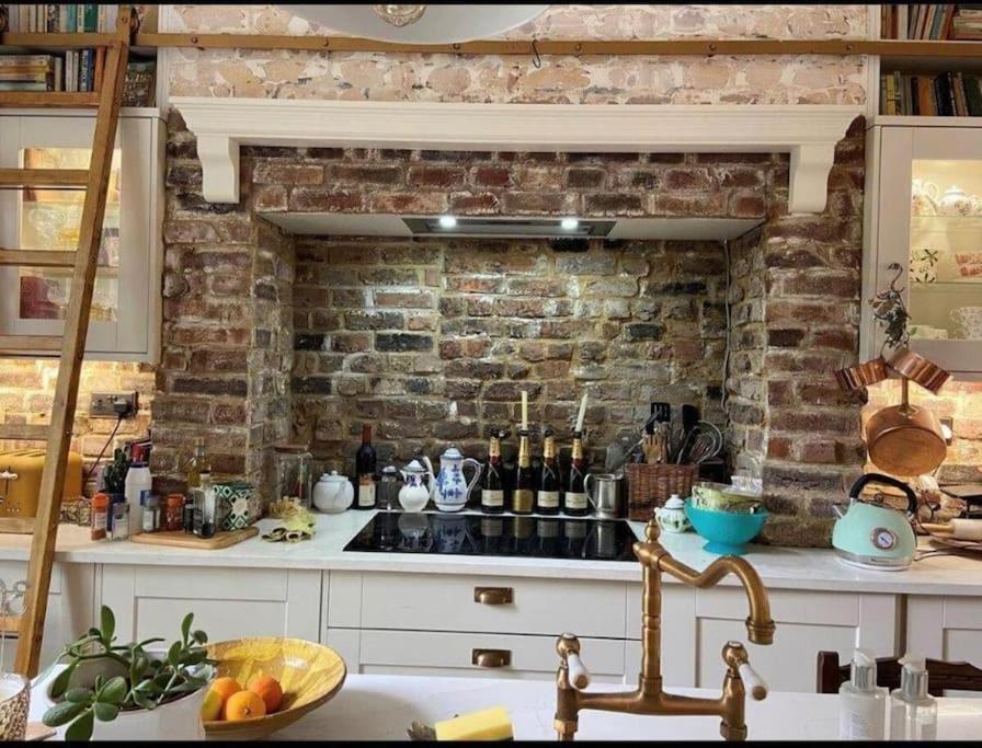Gorgeous Grade II Listed Georgian House - Leafy Square Views - Central London