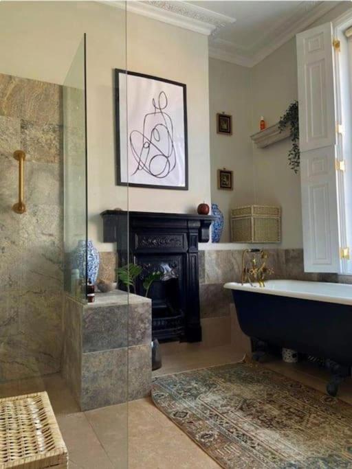 Gorgeous Grade II Listed Georgian House - Leafy Square Views - Central London