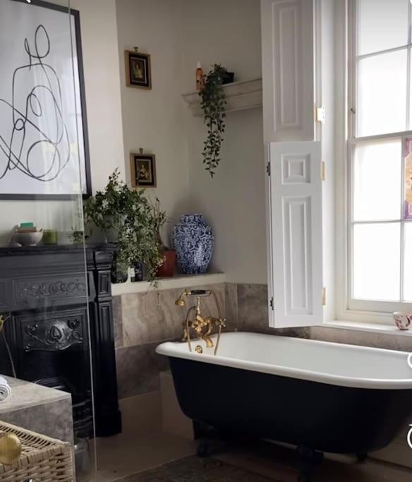 Gorgeous Grade II Listed Georgian House - Leafy Square Views - Central London