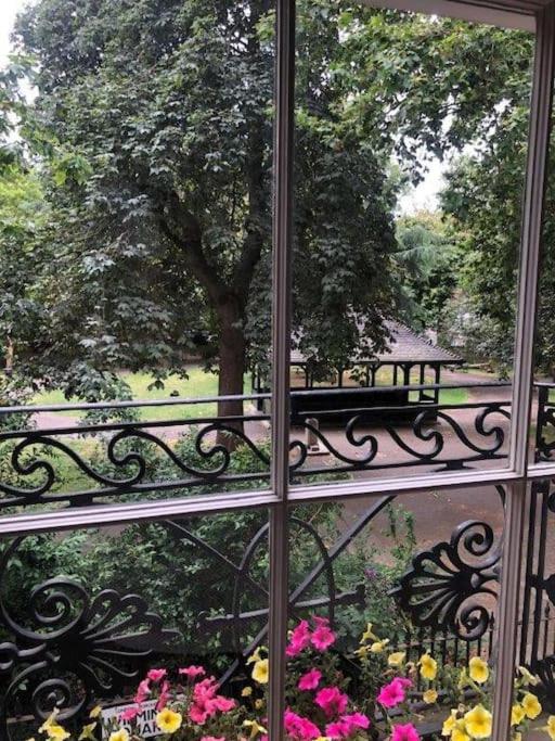 Gorgeous Grade II Listed Georgian House - Leafy Square Views - Central London