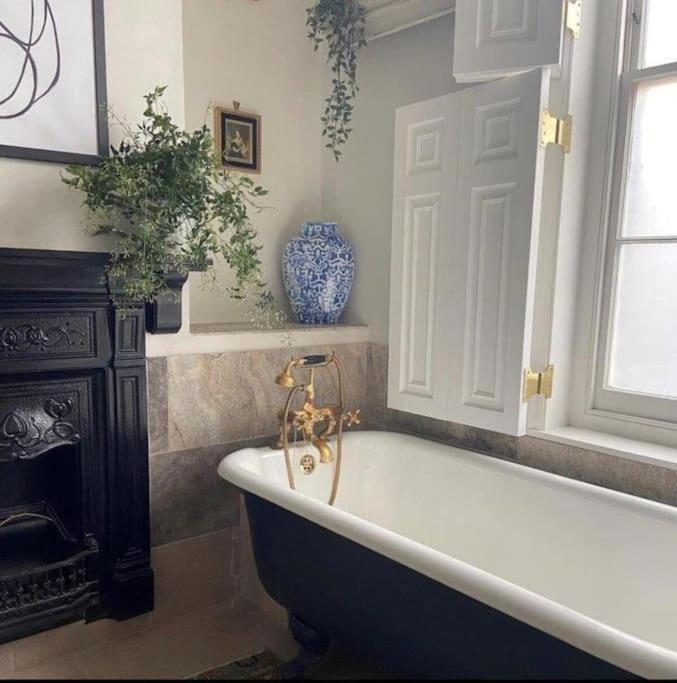 Gorgeous Grade II Listed Georgian House - Leafy Square Views - Central London