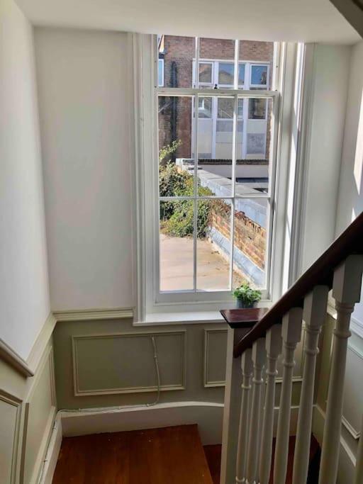 Gorgeous Grade II Listed Georgian House - Leafy Square Views - Central London