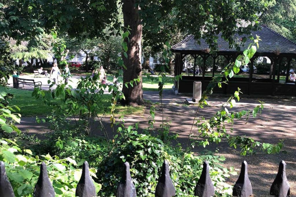 Gorgeous Grade II Listed Georgian House - Leafy Square Views - Central London