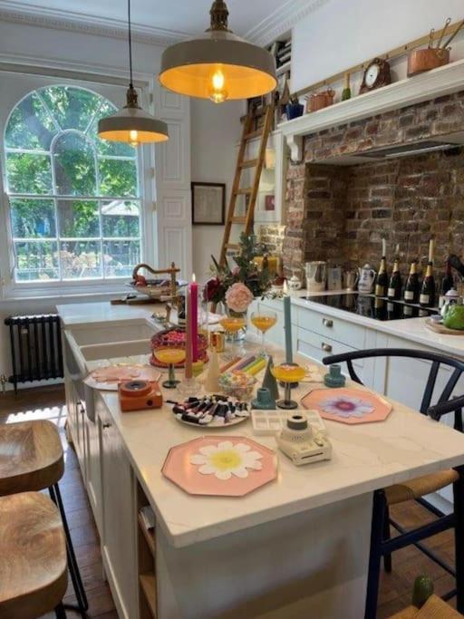 Gorgeous Grade II Listed Georgian House - Leafy Square Views - Central London