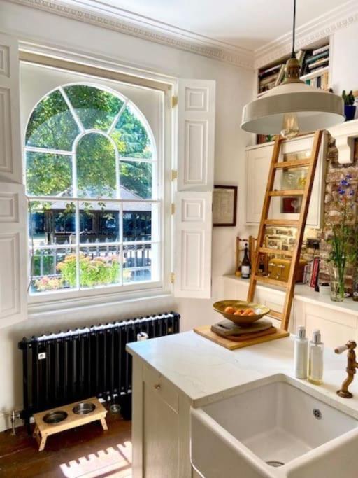 Gorgeous Grade II Listed Georgian House - Leafy Square Views - Central London