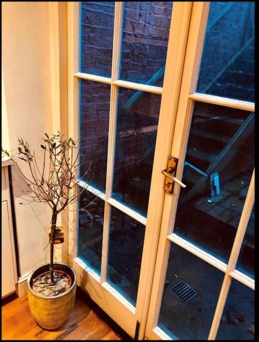 Gorgeous Grade II Listed Georgian House - Leafy Square Views - Central London