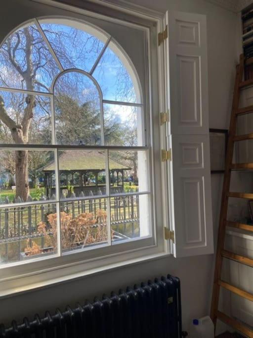 Gorgeous Grade II Listed Georgian House - Leafy Square Views - Central London