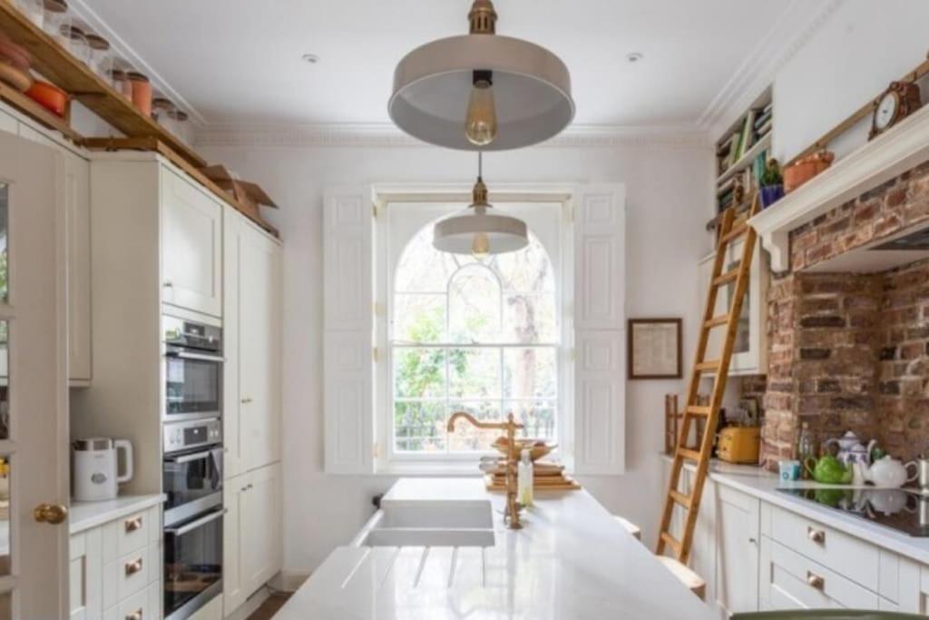 Gorgeous Grade II Listed Georgian House - Leafy Square Views - Central London
