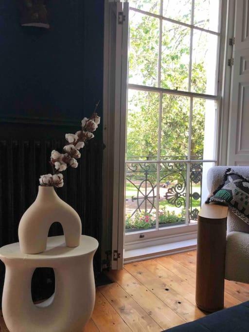 Gorgeous Grade II Listed Georgian House - Leafy Square Views - Central London