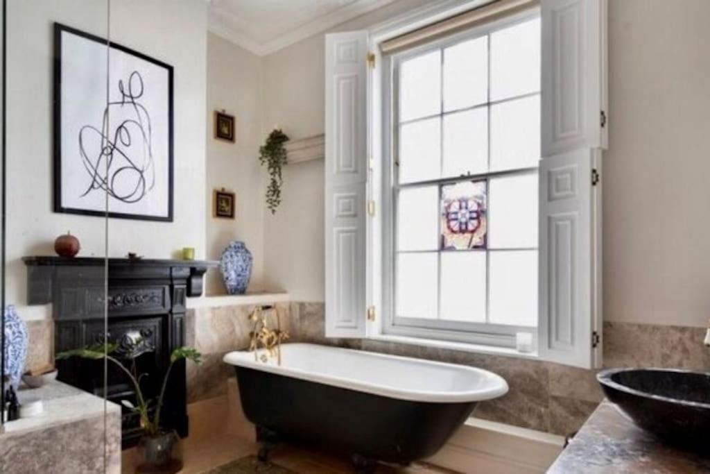 Gorgeous Grade II Listed Georgian House - Leafy Square Views - Central London