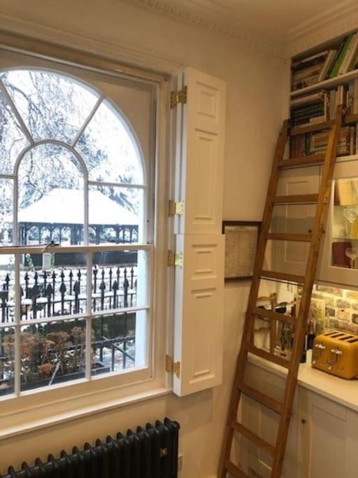Gorgeous Grade II Listed Georgian House - Leafy Square Views - Central London