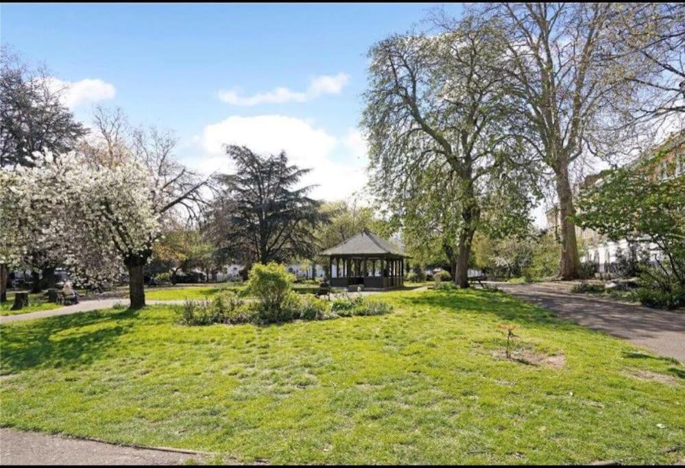 Gorgeous Grade II Listed Georgian House - Leafy Square Views - Central London