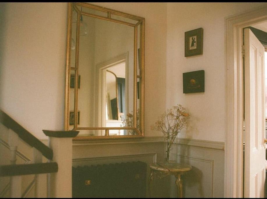 Gorgeous Grade II Listed Georgian House - Leafy Square Views - Central London