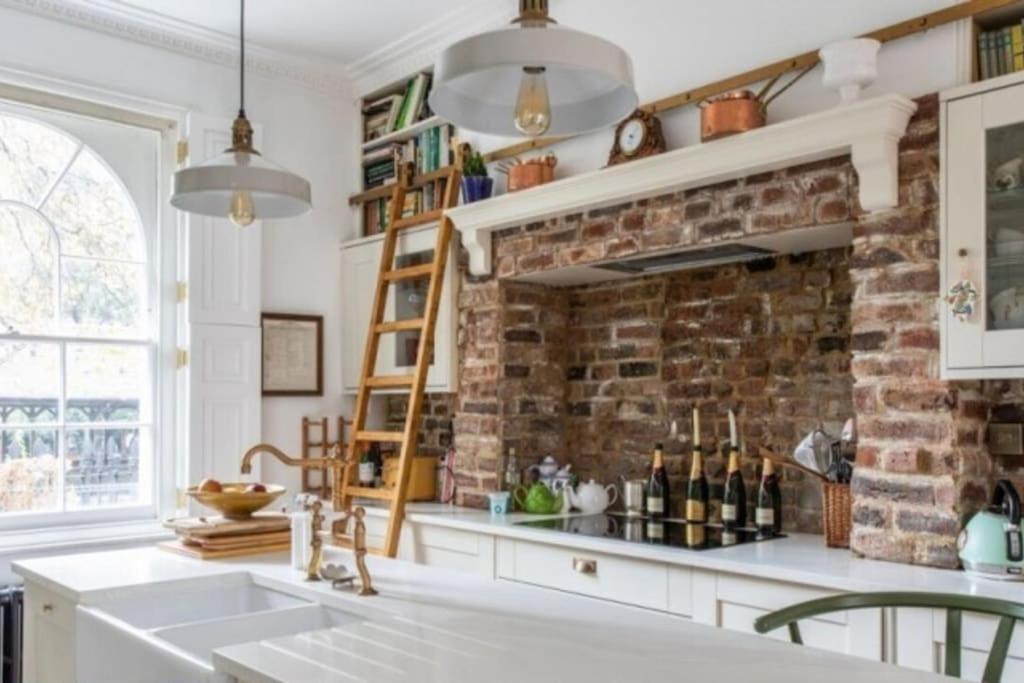 Gorgeous Grade II Listed Georgian House - Leafy Square Views - Central London